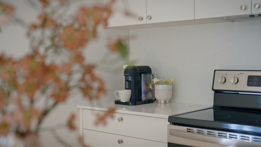 Aperçu d'une cuisine moderne avec comptoir en quartz blanc dans un condo neuf à Sherbrooke - Gestion Floria