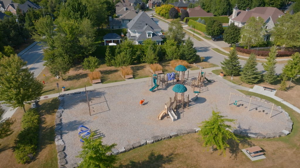 Parc pour enfants et modules de jeux à proximité des appartements Gestion Floria, rue Émile-Zola à Sherbrooke.